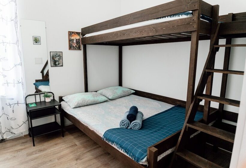 غرفة قياسية ثلاثية, White Hostel