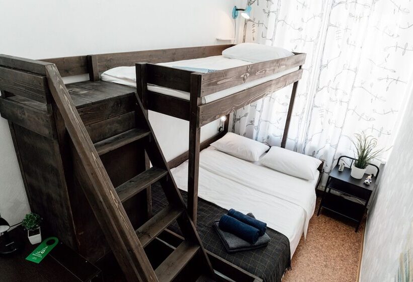 غرفة قياسية ثلاثية, White Hostel