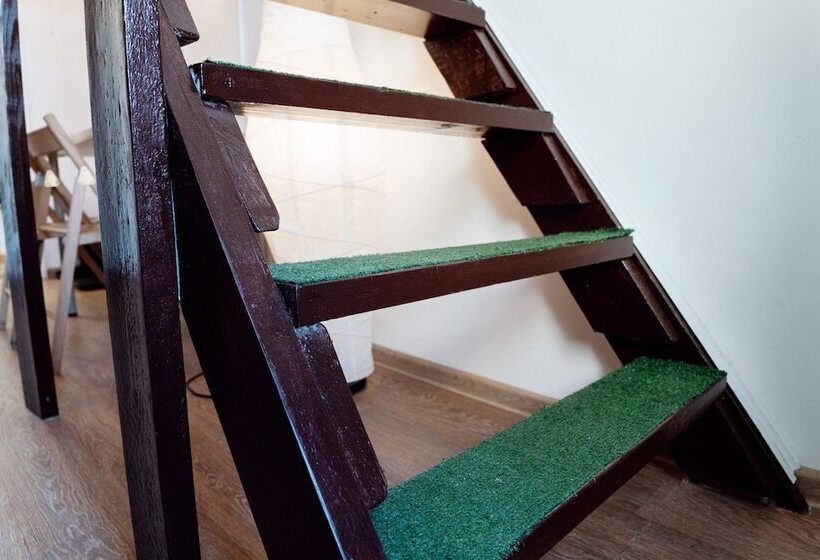 غرفة قياسية ثلاثية, White Hostel