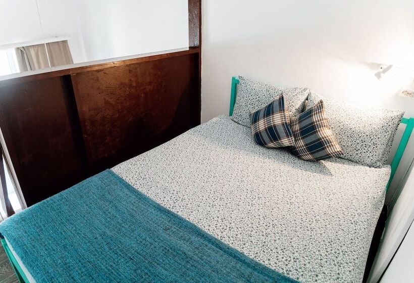 غرفة قياسية ثلاثية, White Hostel