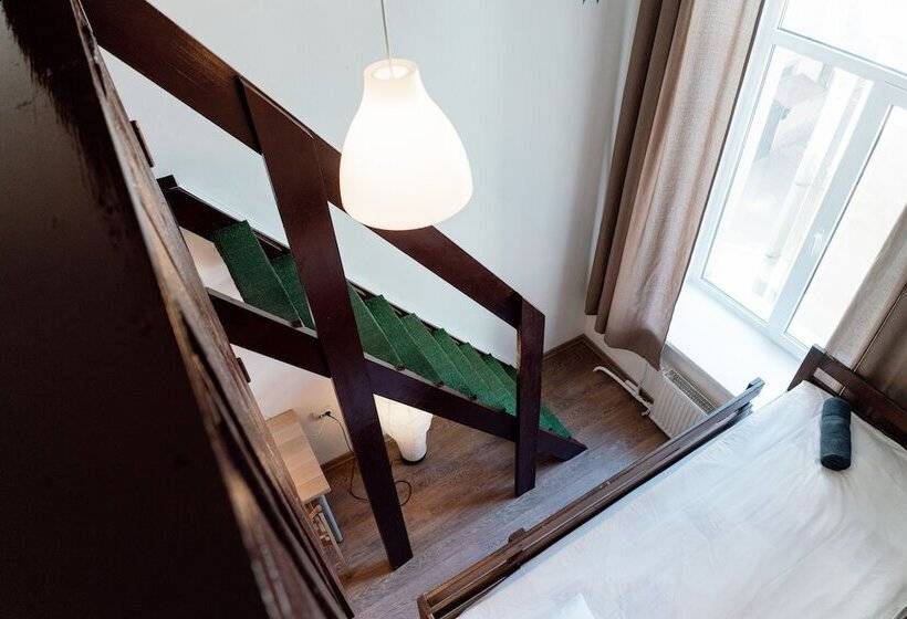 غرفة قياسية ثلاثية, White Hostel