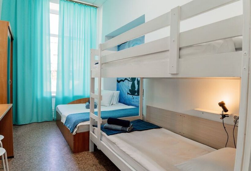 غرفة قياسية ثلاثية, White Hostel