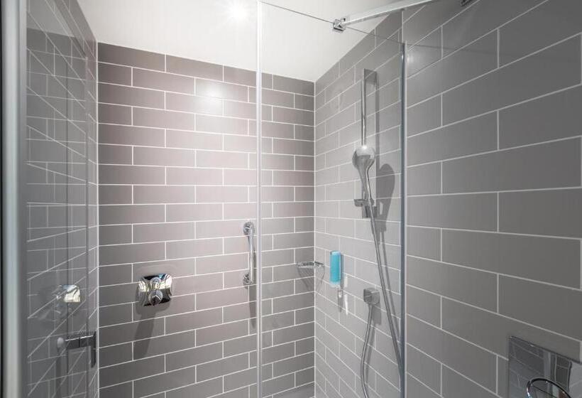 带特大床的标准间, Holiday Inn Express   Erlangen, An Ihg