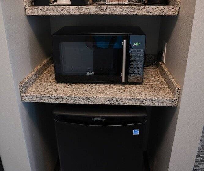 غرفة قياسية لذوى الاحتياجات الخاصة, Brookstone Inn & Suites