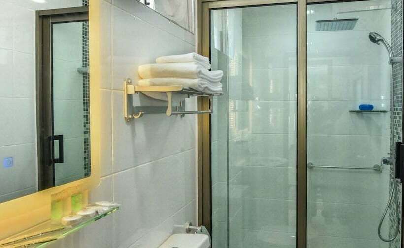 豪华三人间, Sakura Pyinoolwin