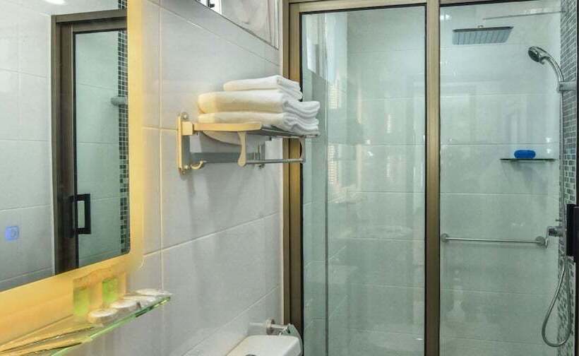 标准间, Sakura Pyinoolwin