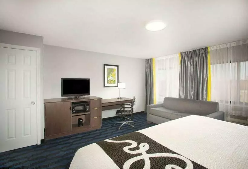 اتاق اجرایی با تخت بزرگ, La Quinta Inn By Wyndham St. Louis Hazelwood  Airport North