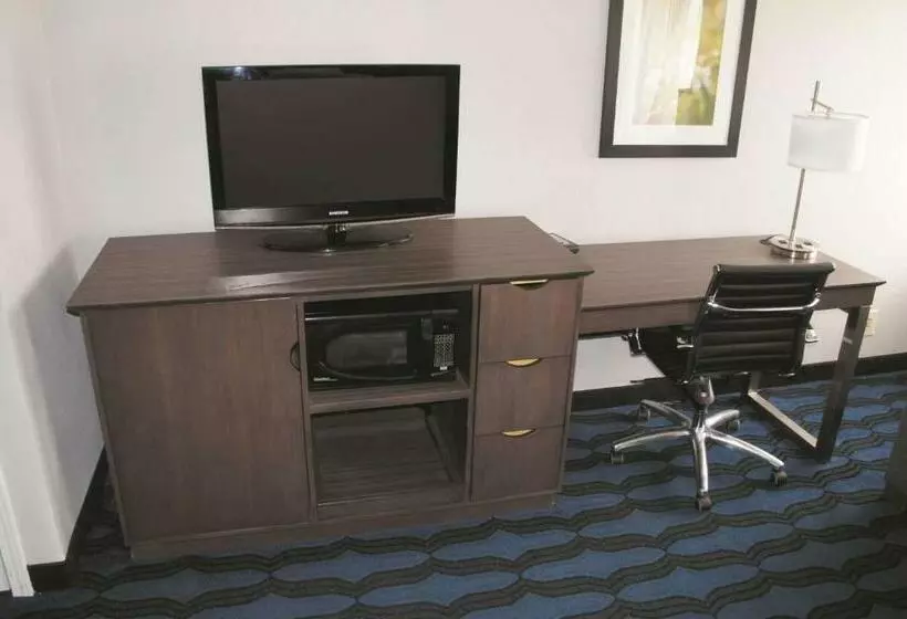 اتاق لوکس, La Quinta Inn By Wyndham St. Louis Hazelwood  Airport North