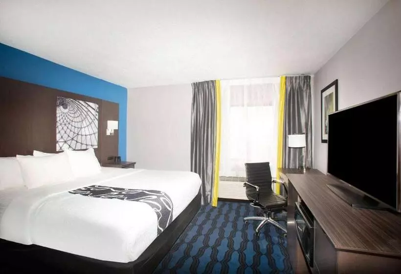 اتاق استاندارد با تخت بزرگ برای معلولان, La Quinta Inn By Wyndham St. Louis Hazelwood  Airport North
