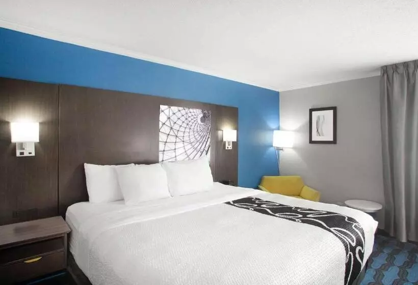 اتاق استاندارد با تخت بزرگ برای معلولان, La Quinta Inn By Wyndham St. Louis Hazelwood  Airport North