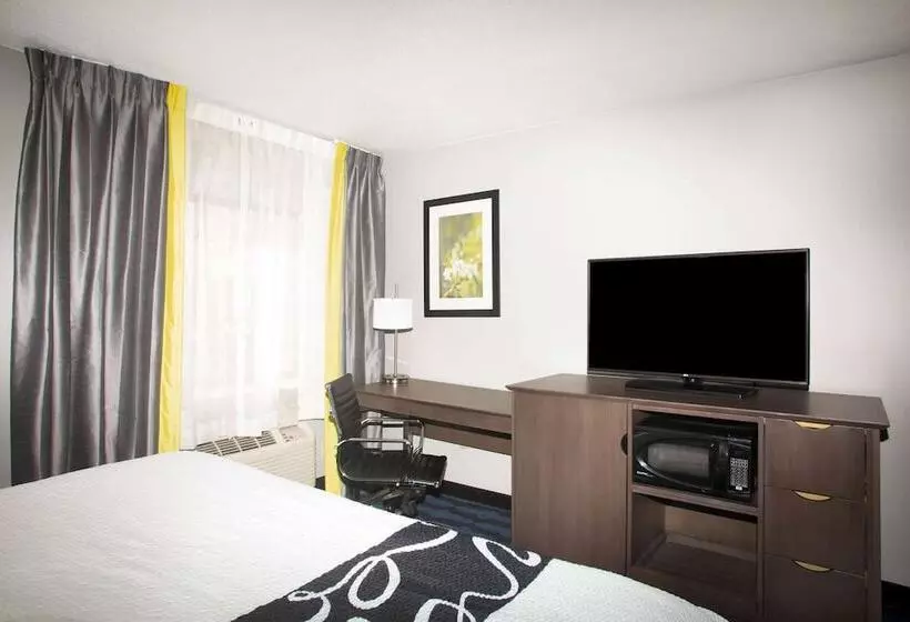 اتاق دلوکس مخصوص معلولین, La Quinta Inn By Wyndham St. Louis Hazelwood  Airport North