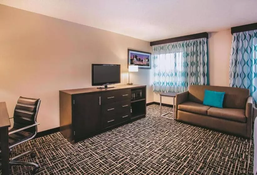 キングサイズベッドのエクゼクティブルーム, La Quinta By Wyndham Cincinnati Ne   Mason