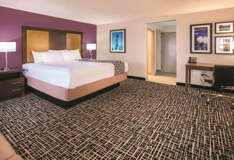キングサイズベッドのエクゼクティブルーム, La Quinta By Wyndham Cincinnati Ne   Mason