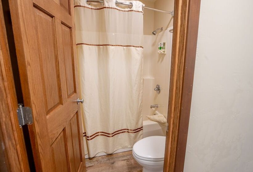 جناح, Parkwood Lodge