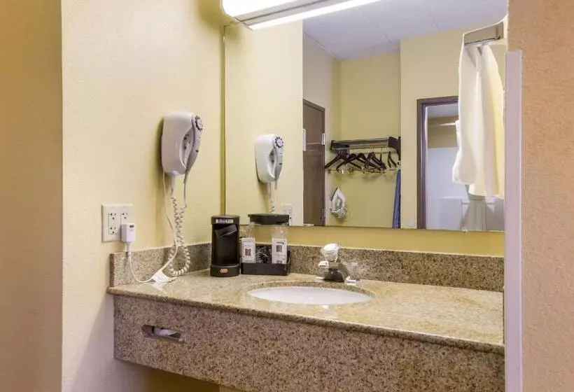キングサイズベッドのデラックススイート, Quality Inn & Suites Cvg Airport