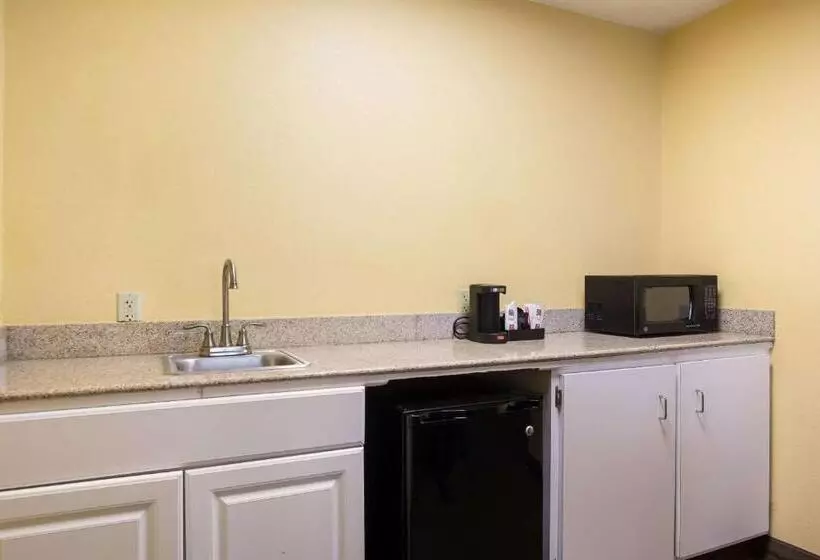 デラックススタジオ, Quality Inn & Suites Cvg Airport