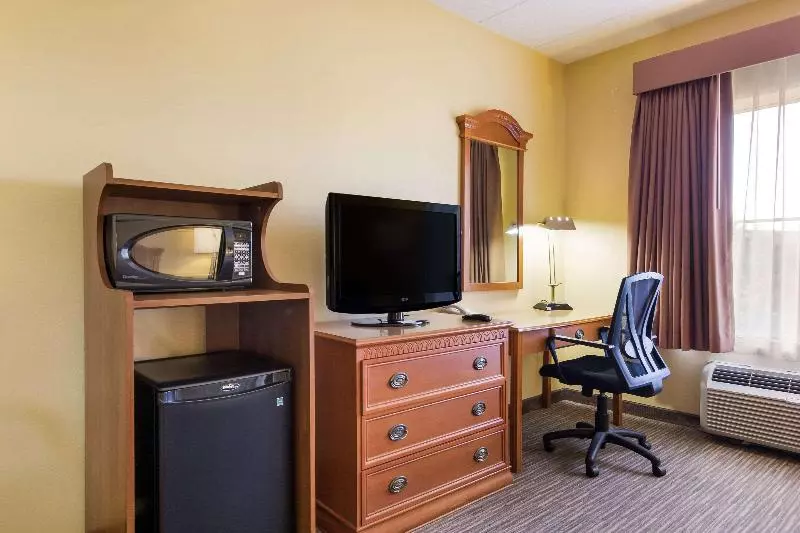 キングサイズベッドのスタンダードルーム, Quality Inn & Suites Cvg Airport