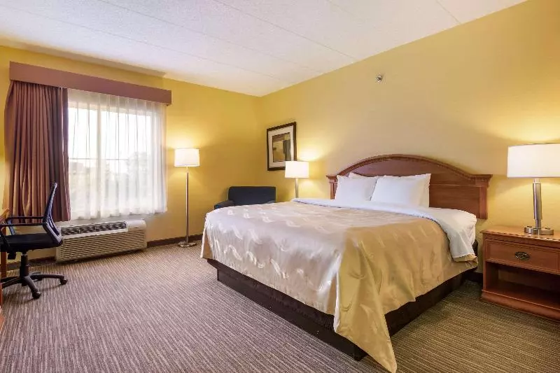 キングサイズベッドのスタンダードルーム, Quality Inn & Suites Cvg Airport