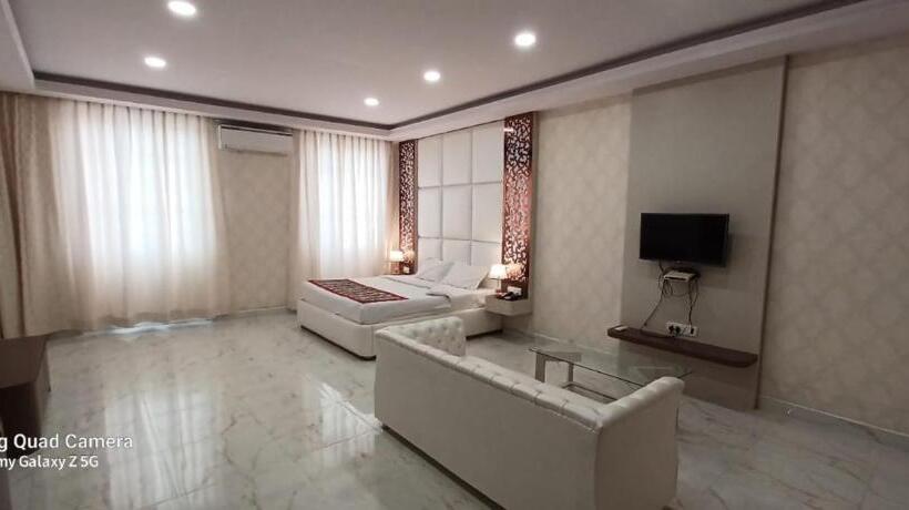 سوییت جونیور لوکس, Ymca Seacom Inn