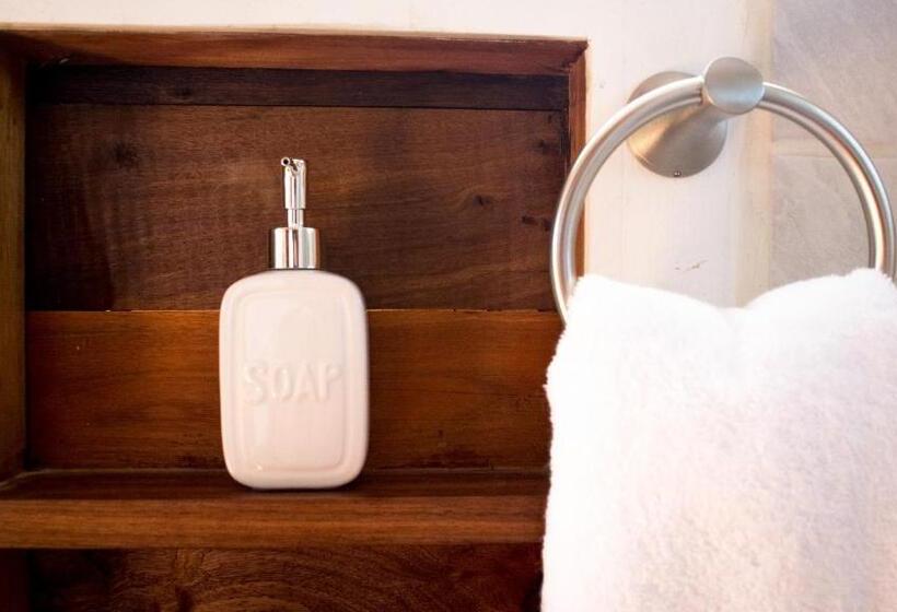 ویلای استاندارد با چشمانداز باغ, Horse Cottage