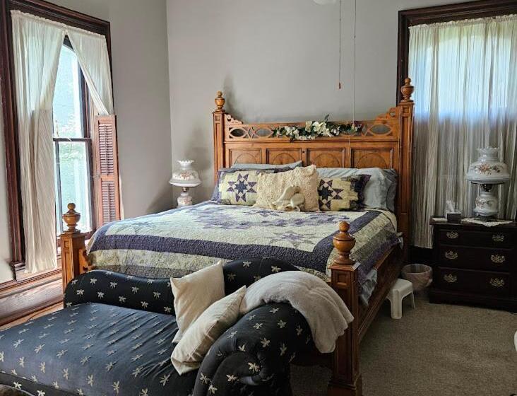 غرفة قياسية, 1873 Victorian Rose B & B