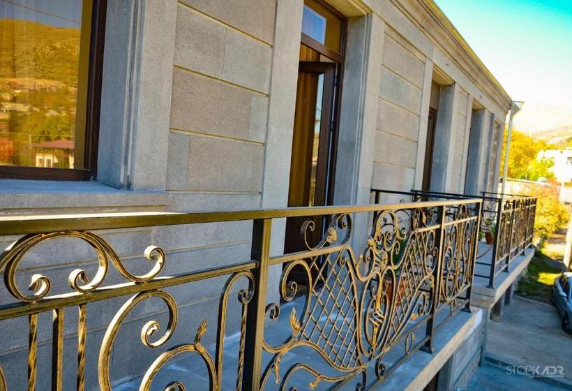 חדר משפחתי, Asour