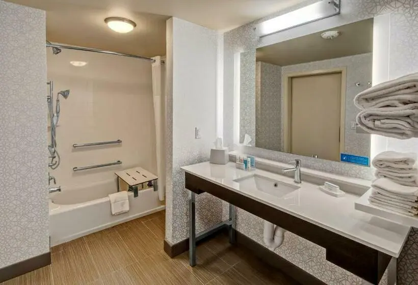 身障者適用キングサイズベッドルーム, Hampton Inn Fresno Airport