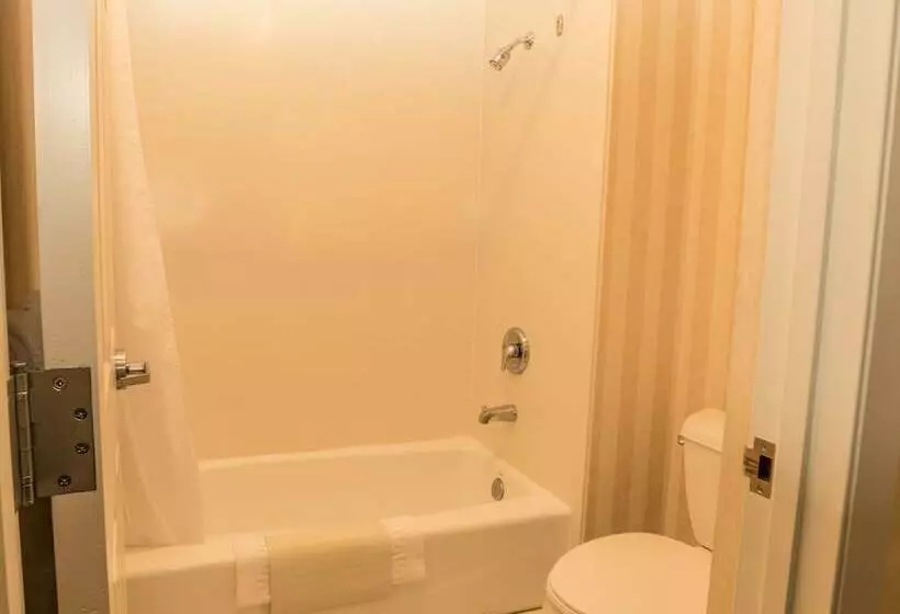２ダブルベッドのスタンダードルーム, Lakeside Lodge And Suites