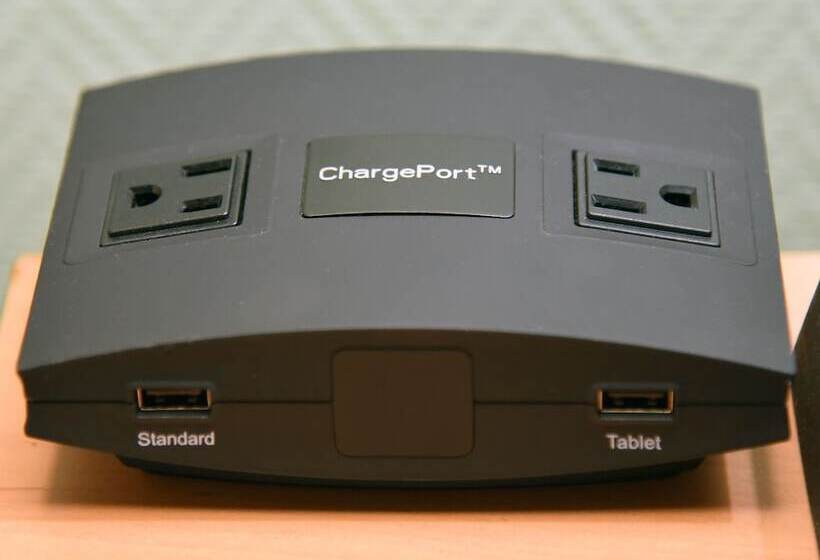 Люкс, Quality Inn & Suites Near I480 And I29