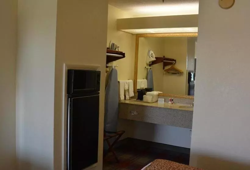 キングサイズベッドのスタンダードルーム, Travelodge By Wyndham Montgomery East