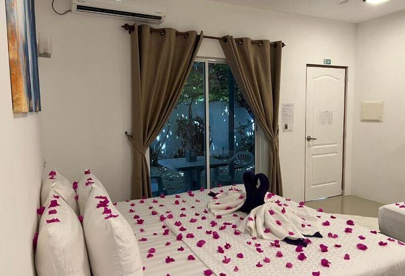 اتاق لوکس سه تخته, Lagoon Villa Thoddoo