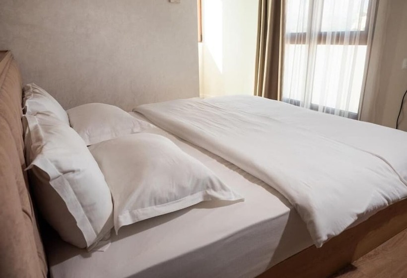 اتاق لوکس با چشم‌انداز شهر, Merko