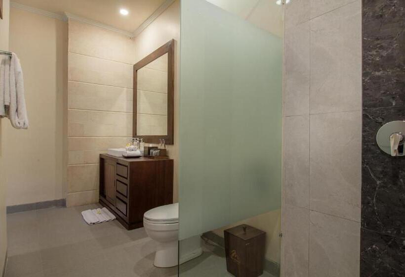 מיטת קינג בסוויטה, The Mudru Resort By Pramana Villas