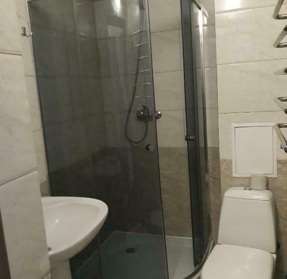 Economy Triple Room, Versal