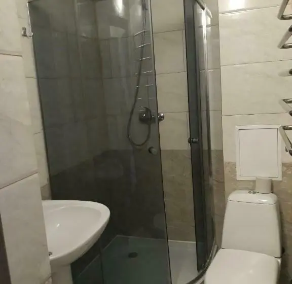 3 Bett Economy Zimmer, Versal