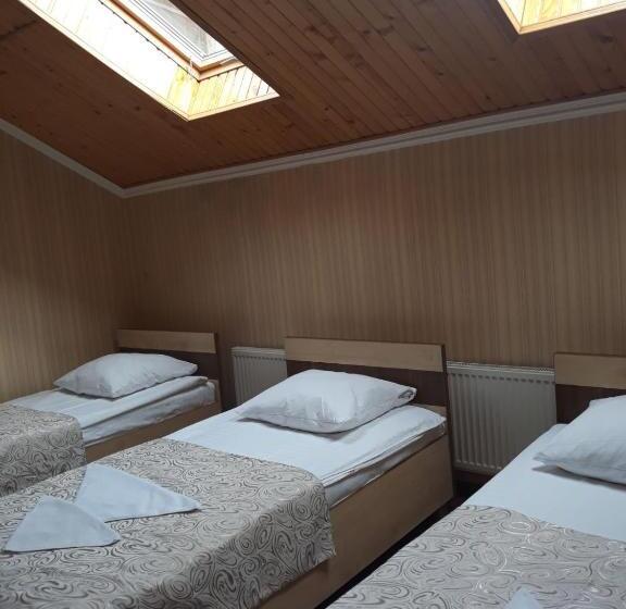 Economy Triple Room, Versal