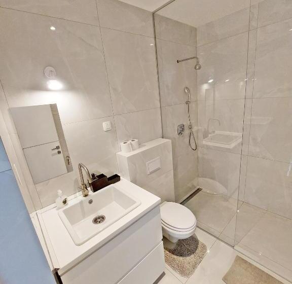 اتاق استاندارد سه نفره, Deluxe Tivoli Suites