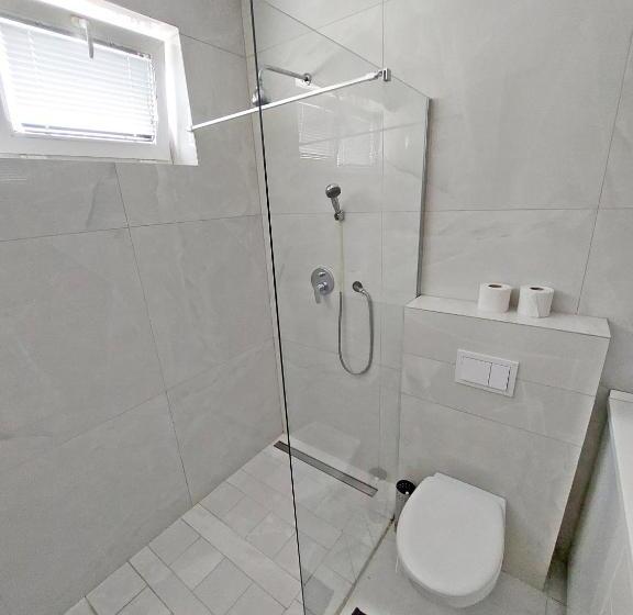 اتاق استاندارد سه نفره, Deluxe Tivoli Suites