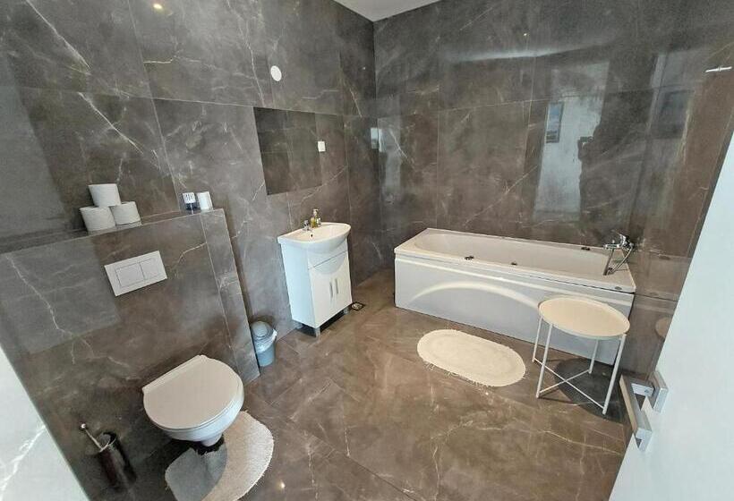 اتاق استاندارد با سرویس بهداشتی مشترک, Deluxe Tivoli Suites