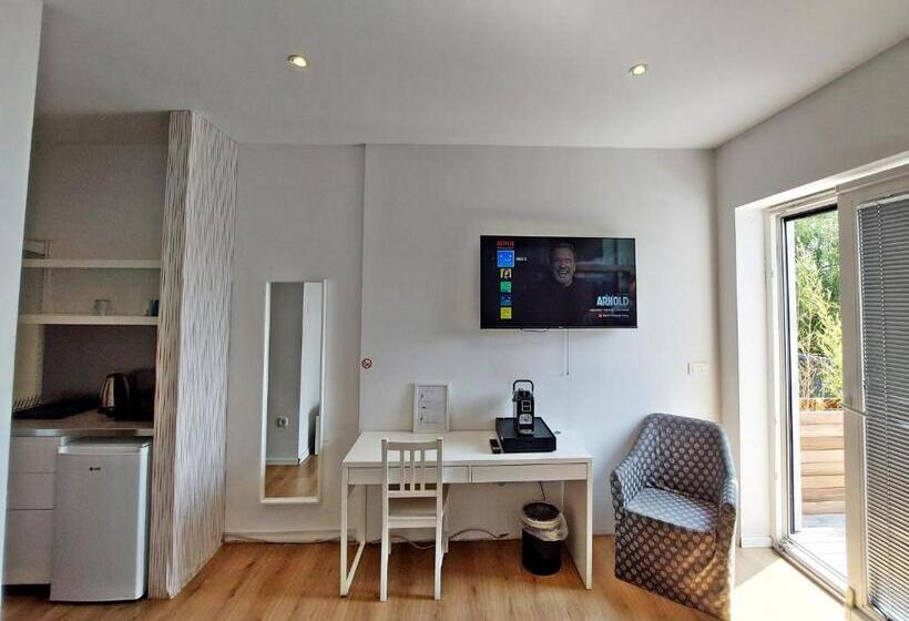 Standard Triple Room with Terrace, Deluxe Tivoli Suites