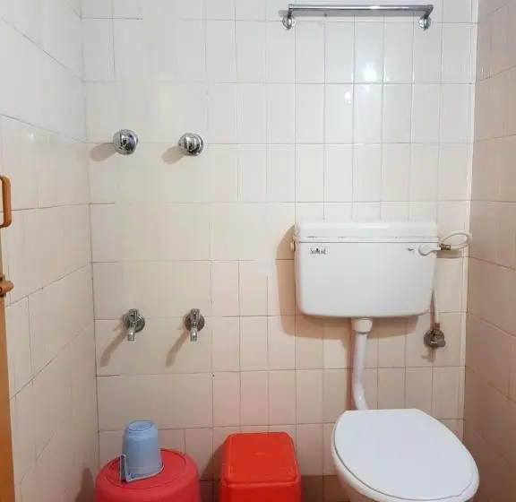 اتاق خانوادگی, Sri Kumara Lodge