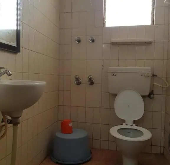 اتاق اکونومی, Sri Kumara Lodge
