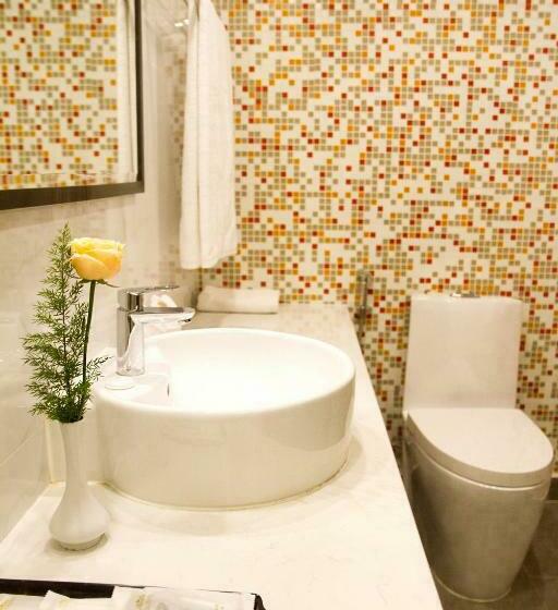 اتاق لوکس, Sandals Lily