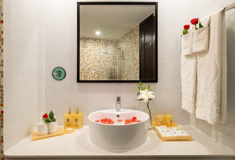 سوییت, Sandals Lily