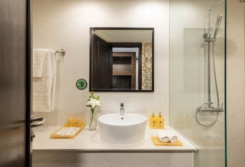 سوییت خانوادگی, Sandals Lily