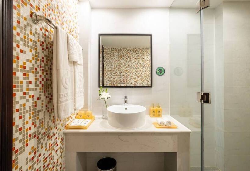 اتاق لوکس, Sandals Lily