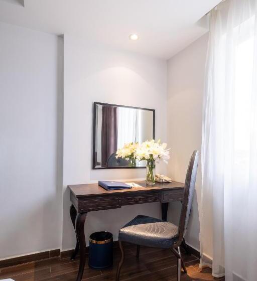 سوییت خانوادگی, Sandals Lily