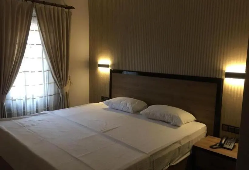 Familien Suite, Suvari