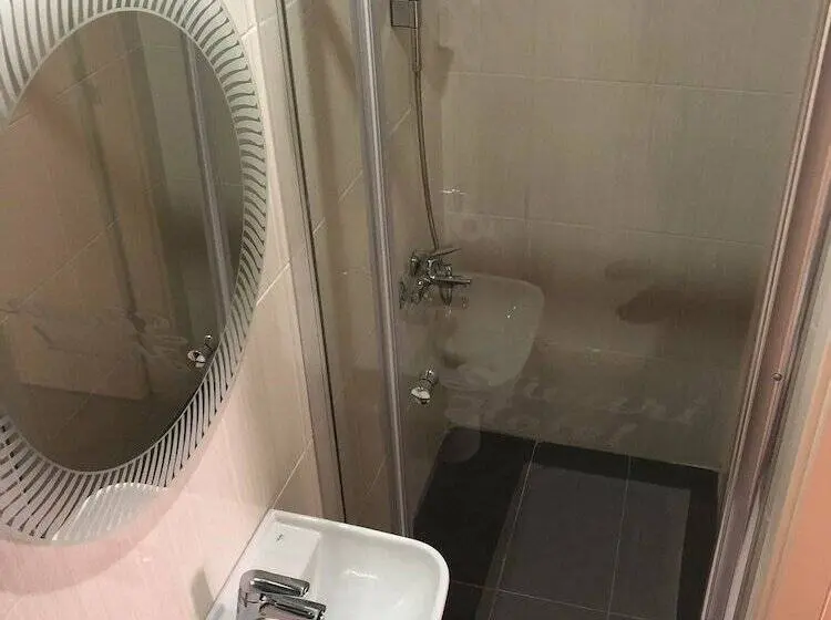 Familien Suite, Suvari
