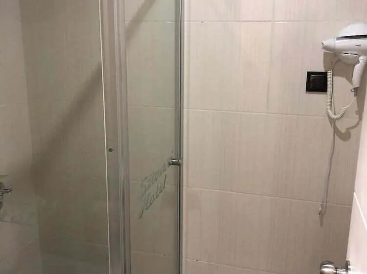 Familien Suite, Suvari
